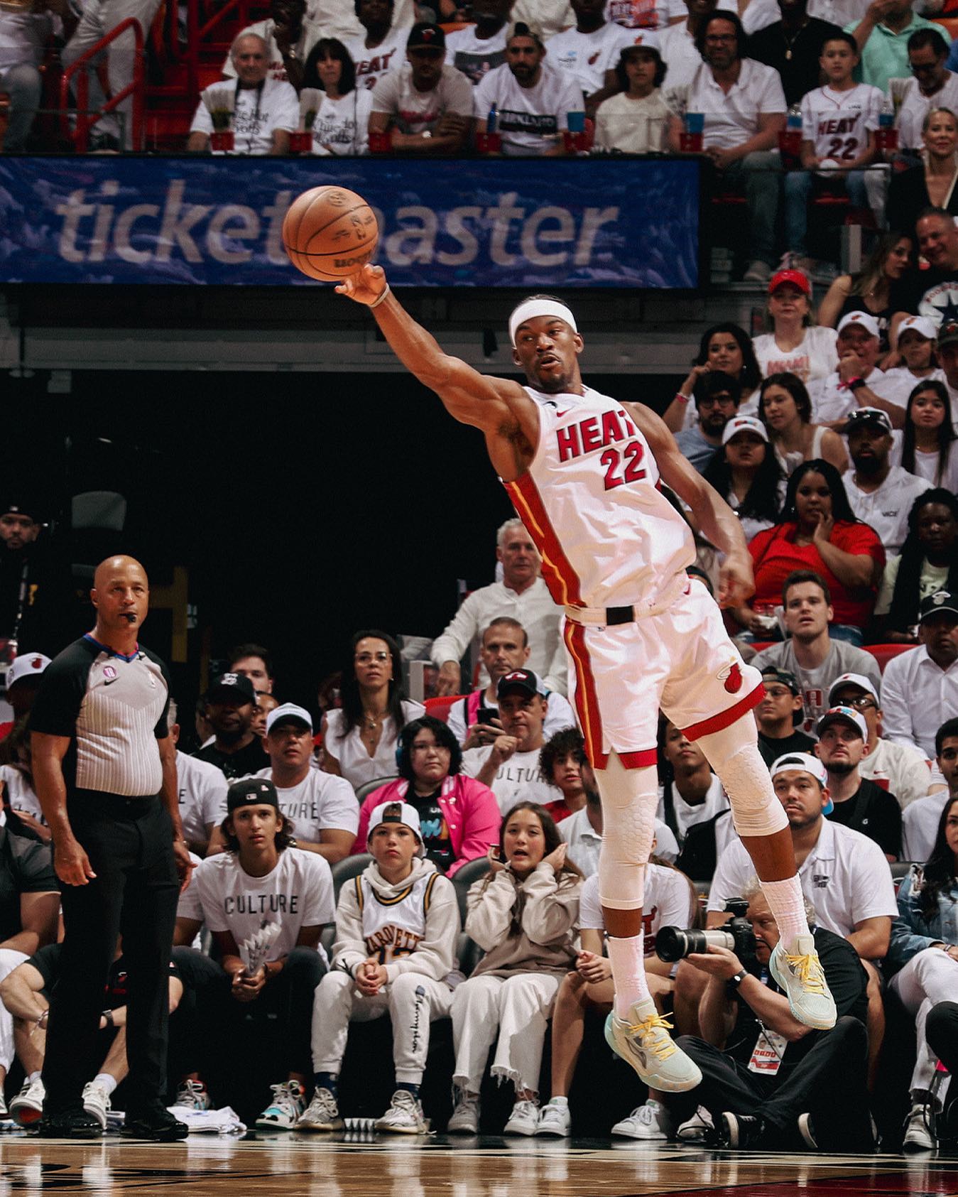 巴特勒重返赛场,重要助攻首场状态出色,老鹰观众沸腾!上演精彩一战的简单介绍-爱游戏官网